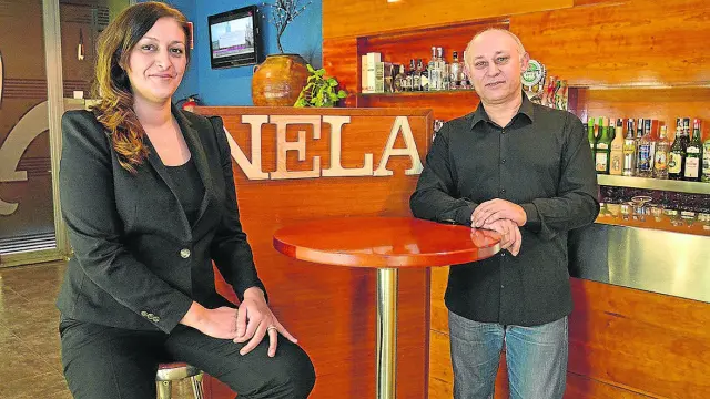 María Nela Godés y Santiago Miguel, junto a la barra del restaurante.