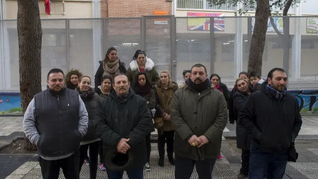 Padres y madres del colegio Sainz de Varanda de Zaragoza escenifican su queja delante del centro.