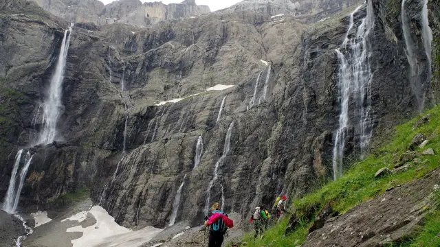 El trekking es una de las múltiples opciones para recorrer el Monte Perdido.