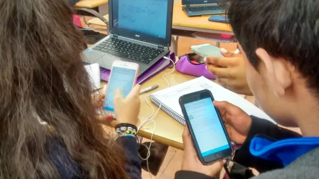 Alumnos del colegio Hijas de San José usando el móvil en clase de Matemáticas.