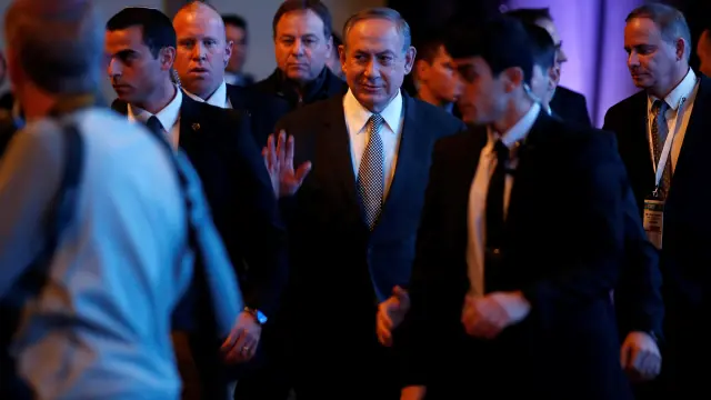 Netanyahu, rodeado de guardaespaldas.