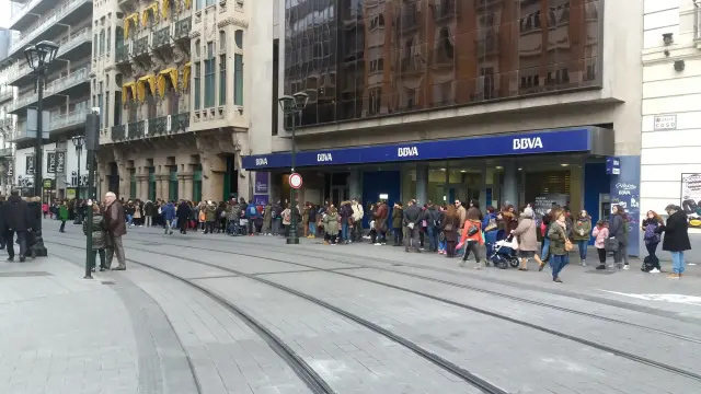 Cientos de personas esperan en la calle del Coso, en Zaragoza, con motivo de la firma de discos de Sweet California.
