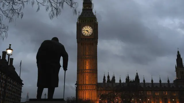 Imagen del Parlamento Británico con la estatua de Churchill
