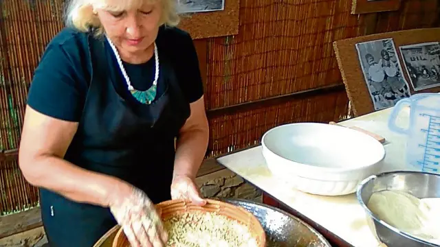 La cocinera de una hacienda ecológica, preparando las bolitas de frégula con sémola.