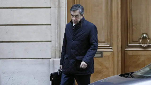 Francois Fillon a la salida de su domicilio.
