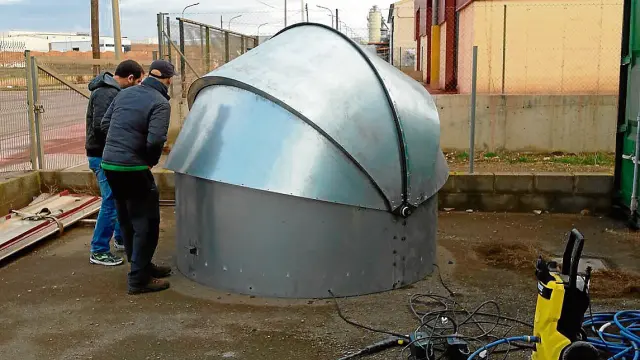 Cúpulas fabricadas en un taller de Teruel. El prototipo de las cúpulas de Galáctica ha pasado numerosas pruebas para cumplir con los requerimientos de calidad exigidos. En la foto, los ingenieros Sergio Rueda y Guillermo López, en el momento de realizar los test.