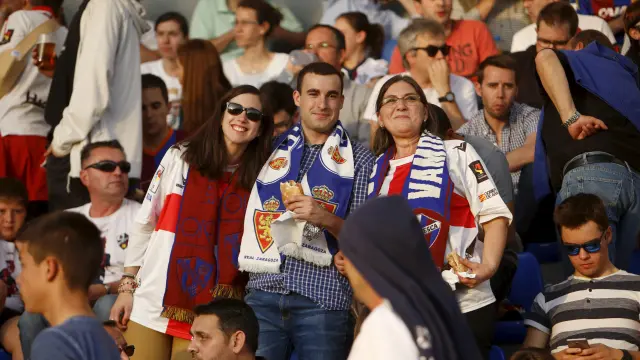 Dos seguidoras del Huesca y un aficionado del Real Zaragoza, durante el derbi del pasado mes de mayo en El_Alcoraz.