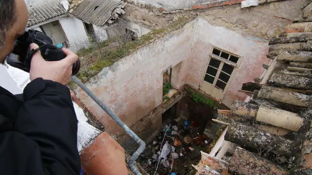Patio interior de la vivienda de Córdoba en la que vivía la detenida tras encontrarse un cadáver en su casa.