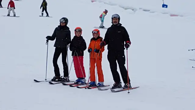 La Familia Real disfruta de una jornada de esquí en el valle del Aragón, en el dominio esquiable 100K Candanchú Astún, en la parte de Astún.