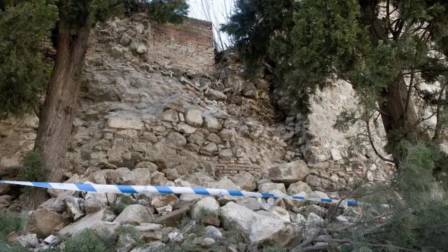 Cae debido al fuerte viento una parte de la muralla de Talavera