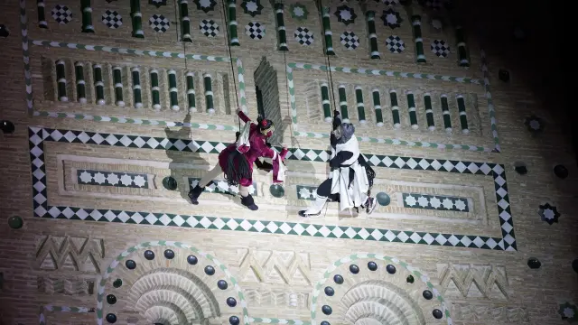 Una pareja de actores bailó sobre la torre mudéjar.