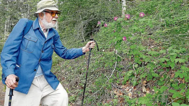 Pedro Monserrat, en un subida al Oroel, contemplando rosas alpinas