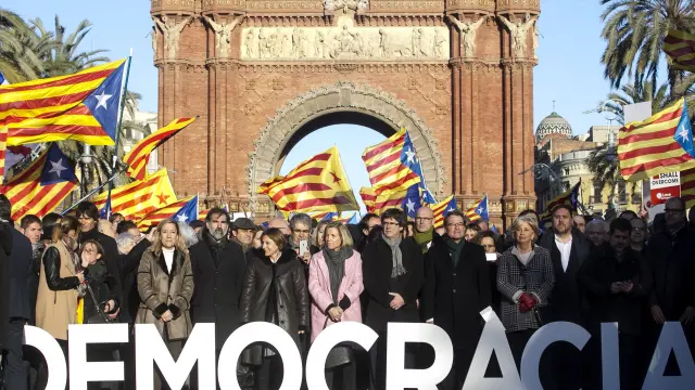 La marcha ha pasado bajo el Arco de Triunfo, donde han posado para una foto Puigdemont y Mas, entre otros.