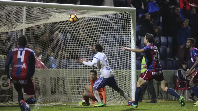 Dongou, en el preciso momento en el que se dispone a cabecear a placer el 1-1 en Huesca, tras fallar el portero Sergio Herrera en el despeje del centro-chut que lanzó Cabrera desde la banda izquierda.