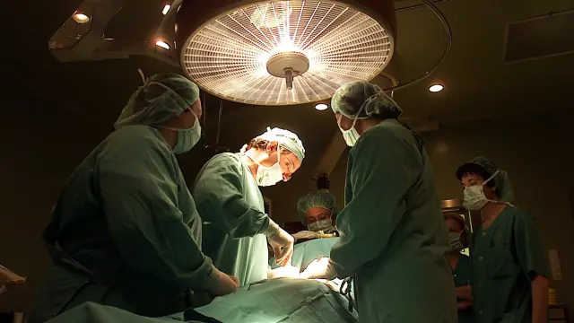 Una operación en los quirófanos del Hospital Provincial, en Zaragoza.