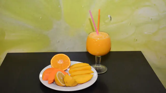 Zumo de calabaza y mango, y sus ingredientes.
