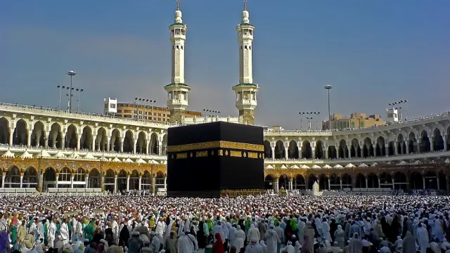 La Kaaba entre los peregrinos.