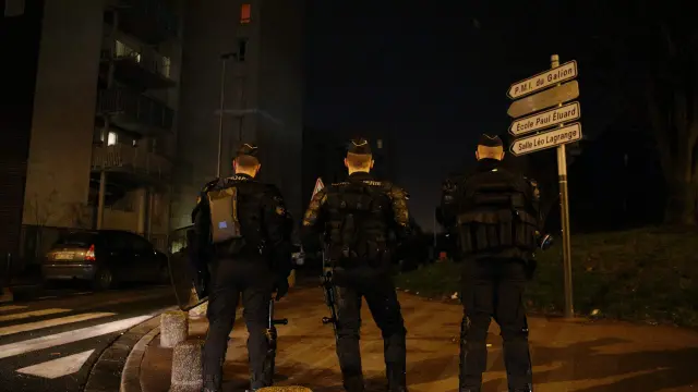 Policía francesa en las calles de París, ante las protestas contra la presunta violencia policial contra el joven.