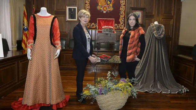 Las diseñadoras Rosa Blasco y su hija María, junto a su creación, el traje de novia de Isabel.