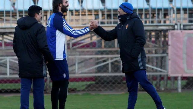 Giorgios Samaras saluda a Raúl Agné al inicio del entrenamiento de este miércoles, en la Ciudad Deportiva.