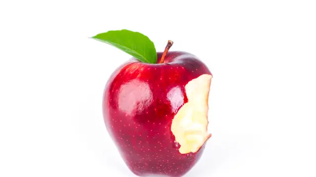 Las manzanas ayudan a limpiar la superficie de los dientes y encías