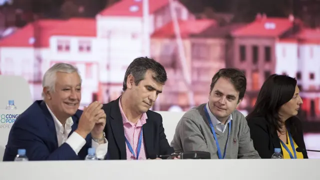 Javier Arenas, Antonio Román, Roberto Bermúdez de Castro y Carmen Crespo, ayer en la ponencia económica y territorial del PP.