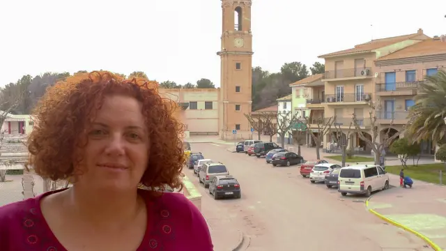 Marisa Fanlo posa en el balcón del Ayuntamiento de Pina de Ebro.