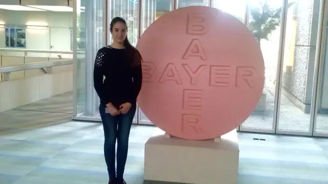 Alumna del Colegio Alemán realizando prácticas laborales en la empresa Bayer de Berlín.