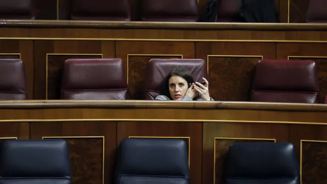 La portavoz adjunta de Podemos, Irene Montero, esta tarde durante el pleno del Congreso de los Diputados.