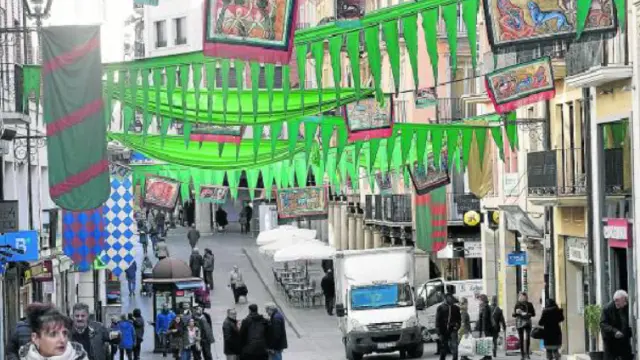 Decoración medieval. Operarios municipales terminaron ayer de instalar banderolas y estandartes en las calles de Teruel con las que se reforzará la decoración de aire medieval que tendrá la ciudad durante la fiesta de las Bodas de Isabel.