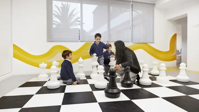 En clase de ajedrez.