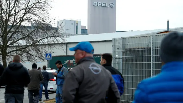 Trabajadores acuden a una asamblea, ayer, en la sede de Opel en Russelsheim (Alemania).