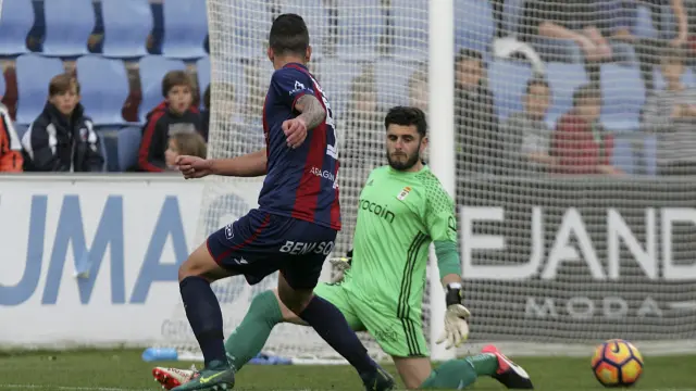 Borja Lázaro supera al portero del Oviedo para anotar un gol en esta temporada.
