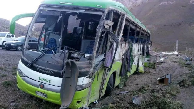 Autobús accidentado en el Parque Aconcagua (Argentina).