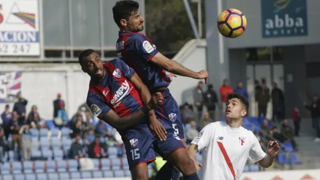 Un lance del choque entre el Huesca y el Sevilla Atlético