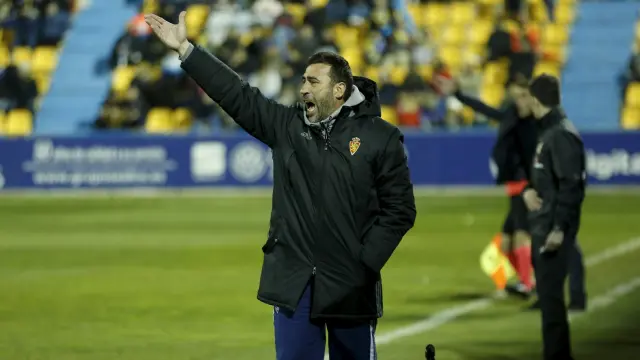 Raúl Agné da instrucciones en el partido en Alcorcón.