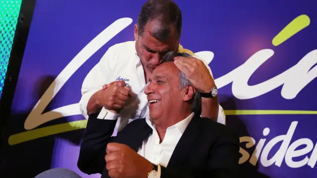 Rafael Correa besa a Lenin Moreno durante la celebración del resultado
