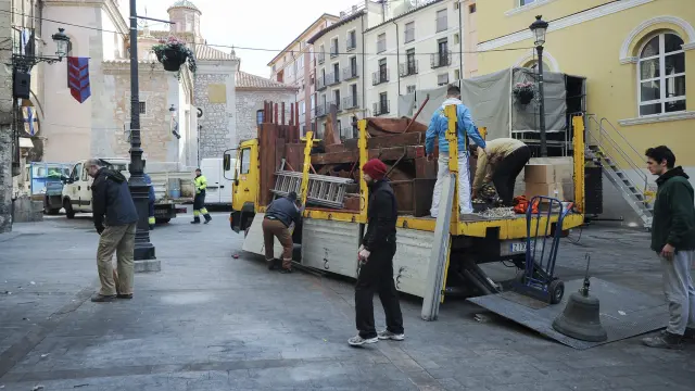 Un grupo de operarios desmonta y retira una taberna medieval de la plaza de la Catedral.