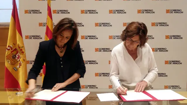 Las consejeras Mayte Pérez y María Vitoria Broto, en la firma del convenio.