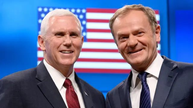 Mike Pence y Donald Tusk.