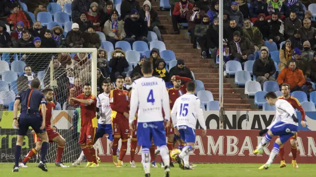 Imagen del Real Zaragoza-Recreativo de Huelva de enero de 2015, cuando el equipo aragonés que entrenaba Popovic ganó 2-0 y enlazó su segundo triunfo seguido en casa en una semana. Jaime dispara una falta directa desde fuera del área para marcar el 1-0 ese día.