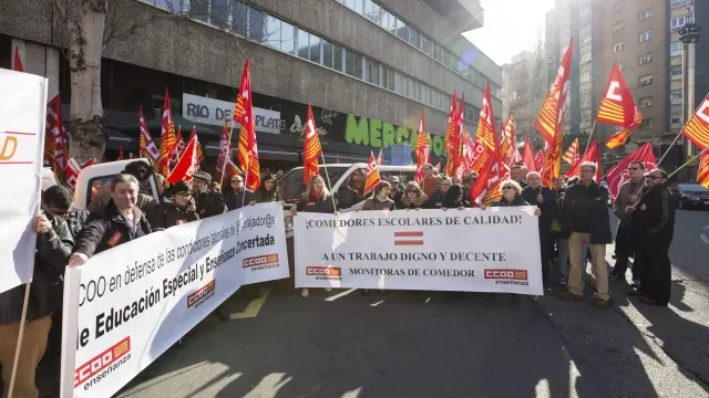 Concentración de CC.OO. y UGT frente a la sede de la patronal de la CEPYME en contra de la pobreza salarial, en Zaragoza.