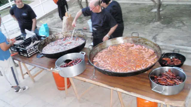 Imagen de archivo de la preparación de la longaniza en Miralbueno para celebrar el jueves lardero