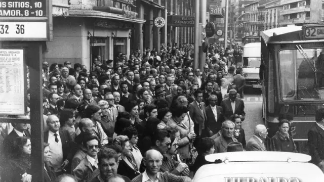 Gente agolpada en las calles de Zaragoza el 24 de febrero de 1981, tras el golpe de estado del 23-F. La normalidad reinante en la ciudad no se vio prácticamente afectada por los conatos de manifestación protagonizados por militantes de la extrema izquierda. Los ciudadanos, que agotaron la edición extraordinaria de HERALDO DE ARAGÓN, continuaban pendientes de las noticias a última hora de la tarde.