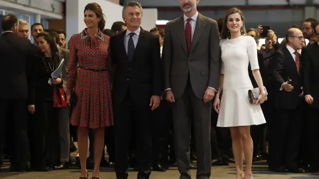 Los Reyes inauguran ARCO con el presidente argentino y su esposa