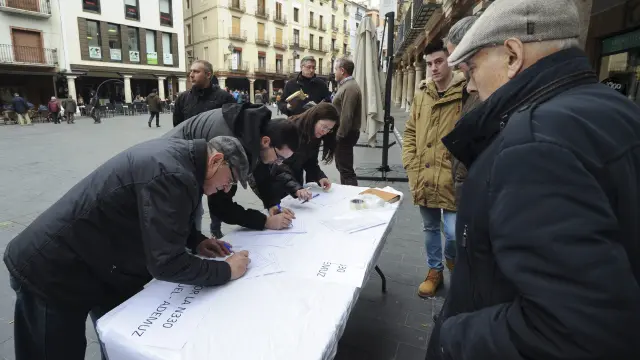 Los alcaldes de la Ribera del Turia recogieron en la plaza del Torico más de 600 firmas de apoyo.