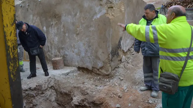 El arqueólogo izquierda y miembros de la brigada observan la estructura aparecida.