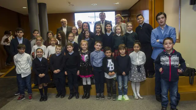 Los organizadores y los escolares ganadores en las distintas categorías, durante el acto en la Sala Goya del Palacio de la Aljafería.