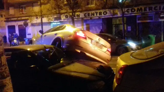 La parte de atrás del vehículo quedó encima de otro coche estacionado.