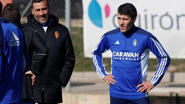 Raúl Agné charla con Zapater y Cani (éste, de espaldas) en el entrenamiento de este lunes en la Ciudad Deportiva del Real Zaragoza.